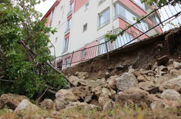 Amasya’da binanın istinat duvarı çöktü 