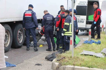 Amasya’da cenaze dönüşü feci kaza kamerada: Otomobilden fırlayan bebek hayatını kaybetti 