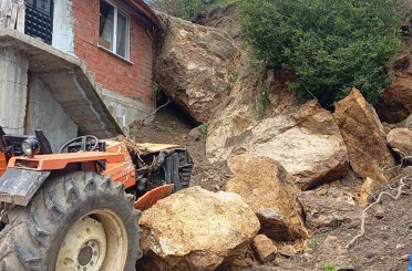 Amasya’da kaya parçaları ev ve traktörün üstüne düştü 
