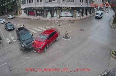 Amasya’da otomobilin Yeşilırmak Nehri’ne uçtuğu kaza kamerada 