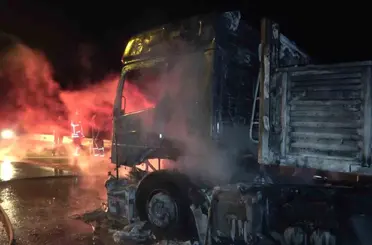 Amasya’da seyir halindeki tır alev topuna döndü
