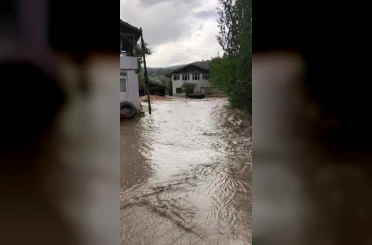 Amasya’da şiddetli yağmur köy yollarını dereye çevirdi 
