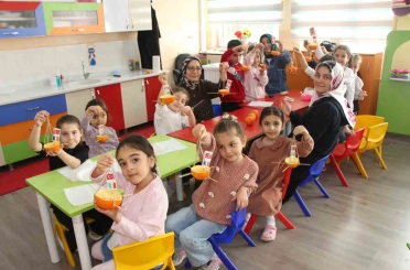 Ana sınıfında portakallar kuşlar için yemlik ve yuvaya dönüştü 