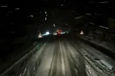Ani kar yağışı nedeniyle bazı yollar ulaşıma kapatıldı 