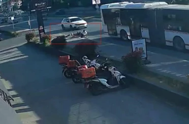 Aniden yola fırlayan bisikletli çocuklar ölümün kıyısından döndü 