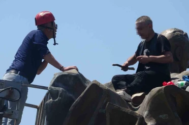 Anıtın tepesinde kulaklık takıp dans etti yanına kimseyi yaklaştırmadı 