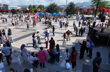 Anıtpark meydanı kutlamaların adresi oldu 