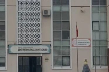 Ankara’da 10 öğrenci zehirlendikleri şüphesiyle hastaneye kaldırıldı 