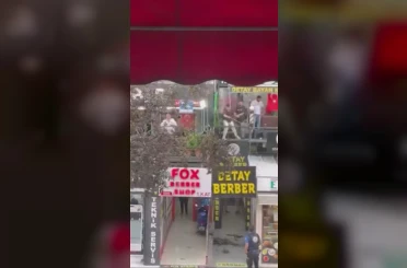 Ankara’da berberlerin sopalı kavgası kameraya yansıdı 