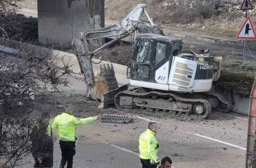 Ankara’da facianın eşiğinden dönüldü: Tırdaki kepçe köprüye takılıp yola düştü 