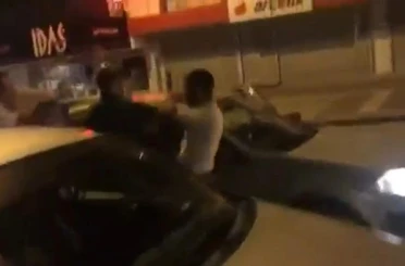 Ankara’da iki sürücü trafikte yumruklu kavga etti 