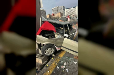 Ankara’da otomobil bariyerlere çarptı: Sürücü araç içerisinde sıkıştı 
