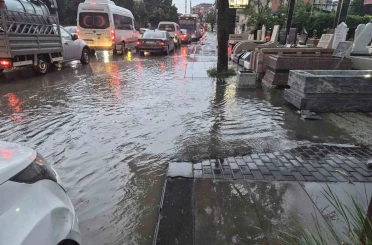 Ankara’da sağanak etkili oldu, sokaklar göle döndü 