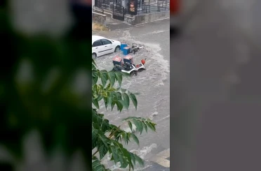 Ankara’da şiddetli sağanak: Sel suları motosikletleri sürükledi 