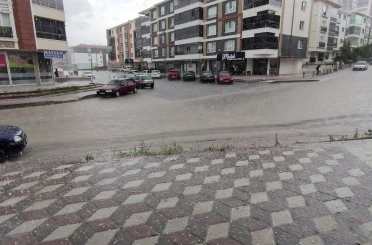 Ankara’da şiddetli yağmur ve dolu sokakları göle çevirdi 