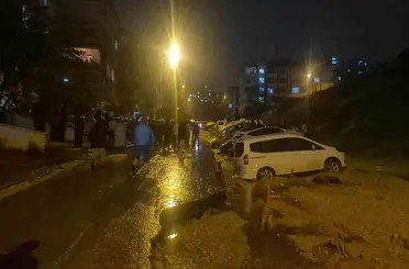 Ankara’da yol çöktü, onlarca araç mahsur kaldı
