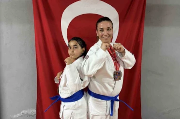 Anne ve kızı minderde birlikte şampiyonluklara koşuyor 