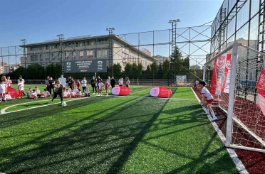 Anneler Günü’nde çocuklarına penaltı attılar 