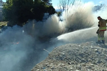 Antakya’da hurdalık ve çöplük yangını 