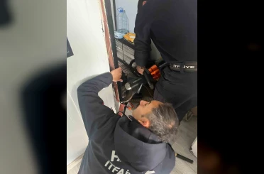 Antakya’da profil demirine sıkışan kuş kurtarıldı 