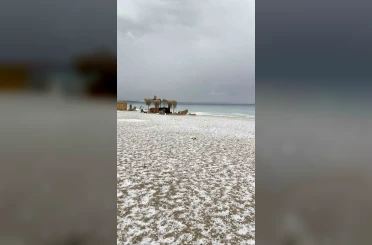 Antalya 15 dakikada kışı yaşadı, Konyaaltı Sahili beyaza büründü