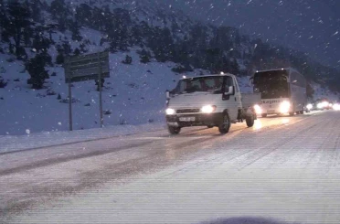 Antalya-Konya kara yolunda kar etkisini artırdı 