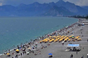 Antalya sahillerinde bayram yoğunluğu ikinci günde artarak devam etti 
