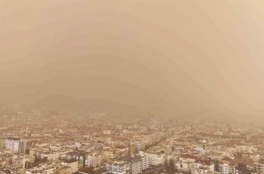 Antalya semaları kahverengiye büründü Sahra Çölü üzerinden gelen toz taşınımı çamur olup yağdı 