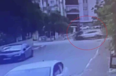 Antalya’da 2 polis memurunun yaralandığı kaza anı kameraya yansıdı 