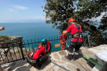 Antalya’da 40 metrelik falezlerde temizlik operasyonu 