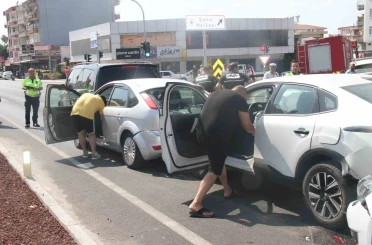 Antalya’da 5 aracın karıştığı zincirleme kazada 6 kişi yaralandı 
