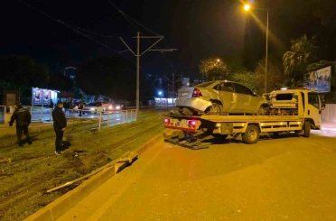 Antalya’da alkollü sürücü tramvay durağına daldı 