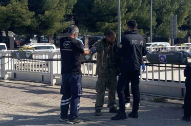 Antalya’da alt geçit demirlerine çıkan genci polis ikna edip indirdi 