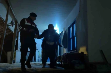 Antalya’da evleri tehdit eden orman yangını kontrol altına alındı 