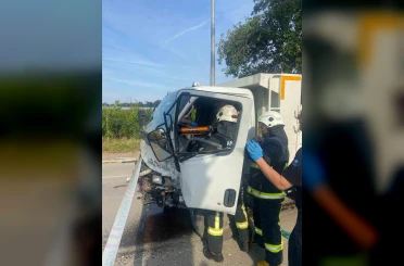 Antalya’da iki kamyonet çarpıştı: 2 yaralı 