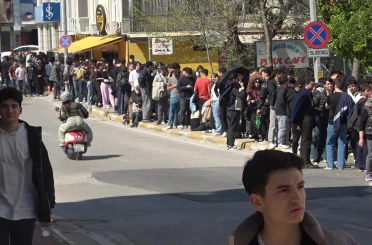 Antalya’da indirimli ikinci el giyim mağazası açılışı yoğun ilgi nedeniyle izdihama dönüştü 