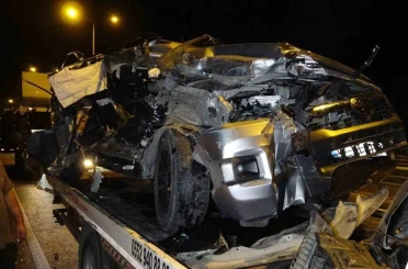 Antalya’da kamyonla çarpışan pikap hurdaya döndü: 1 yaralı 