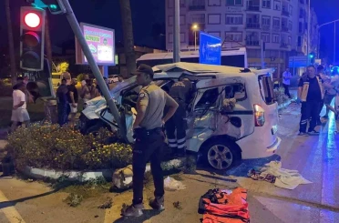Antalya’da kırmızı ışık ihlali kazayı da beraberinde getirdi: 3’ü ağır 6 yaralı 