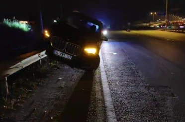 Antalya’da kontrolden çıkan lüks cip, bariyerlerin üzerinde asılı kaldı 