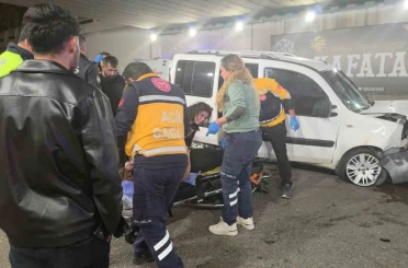 Antalya’da kontrolden çıkan otomobil bariyerlere çarptı: 3 yaralı 
