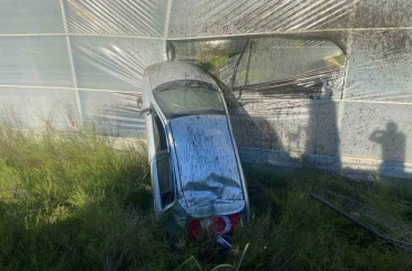 Antalya’da kontrolden çıkan otomobil muz serasına girdi: 1 yaralı 