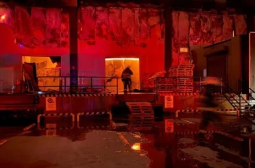 Antalya’da market deposu alev alev yandı, temel gıda alanı küle döndü 