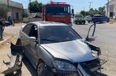 Antalya’da otomobil trafoya ve otobüs durağına çarptı: 1 yaralı 