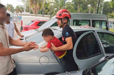 Antalya’da otomobilde kilitli kalan çocuğu itfaiye kurtardı 