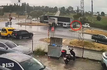 Antalya’da otomobilin tır sürükleyip takla attırdığı anlar kamerada: 3 yaralı 