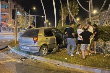 Antalya’da otomobille hafif ticari araç çarpıştı: 2 yaralı 