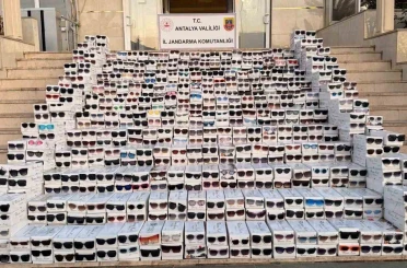 Antalya’da piyasa değeri 20 milyon olan 20 bin kaçak gözlük ele geçirildi 