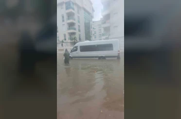 Antalya’da sağanak etkili oldu,araçlar yollarda ilerlemekte zorlandı 