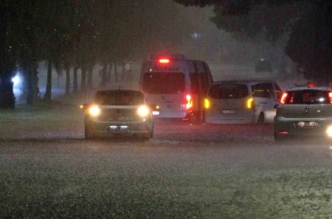 Antalya’da sağanak yolları göle döndürdü, araçların mahsur kaldığını gören diğer sürücüler kaldırımlardan ilerledi 