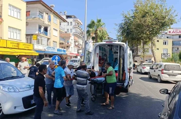 Antalya’da ’U’ dönüşü yapan araçla çarpışan motosikletteki 2 kişi yaralandı 